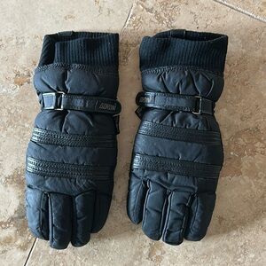 Goroini ski gloves.
